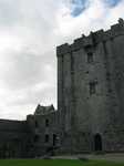 19231 Dunguaire Castle court yard.jpg